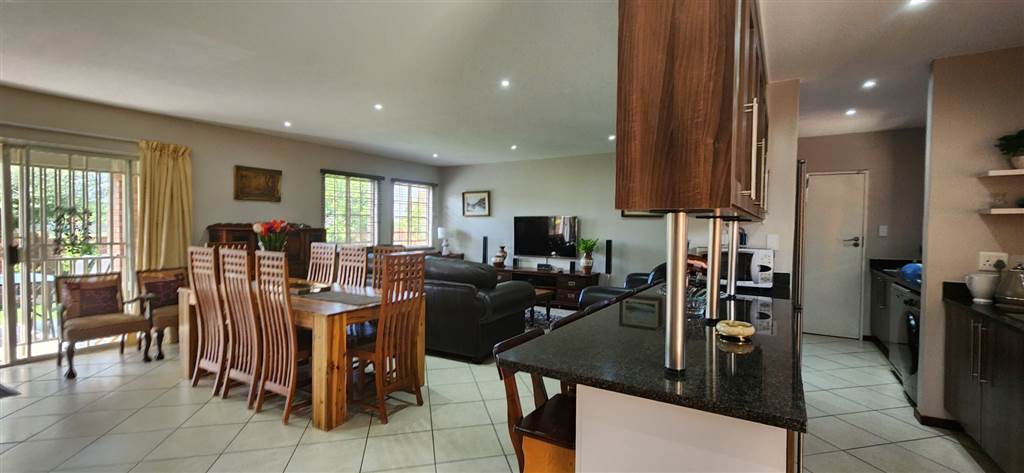 4 Bed Townhouse in Mooikloof Ridge photo number 8