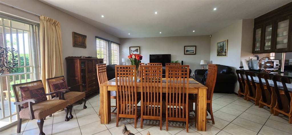4 Bed Townhouse in Mooikloof Ridge photo number 4
