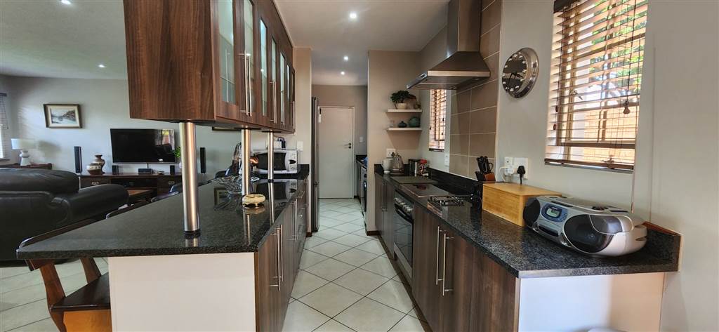 4 Bed Townhouse in Mooikloof Ridge photo number 6