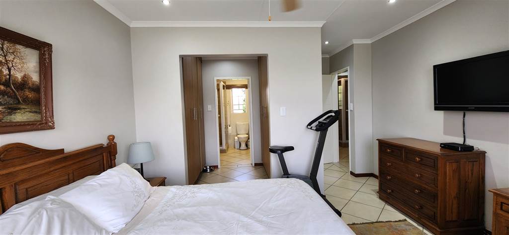 4 Bed Townhouse in Mooikloof Ridge photo number 21