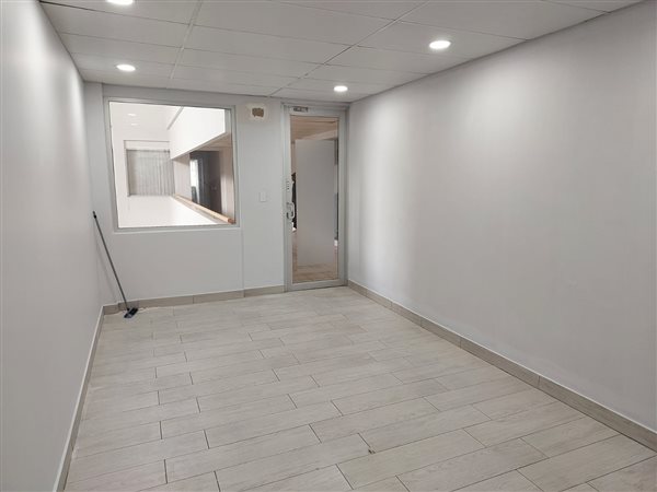 155  m² Commercial space