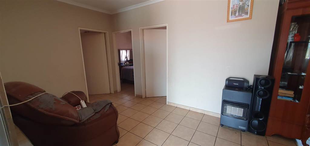 3 Bed Townhouse in Duvha Park photo number 10