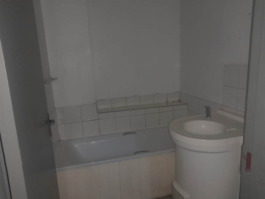 61 Bed Flat in Hillbrow photo number 4