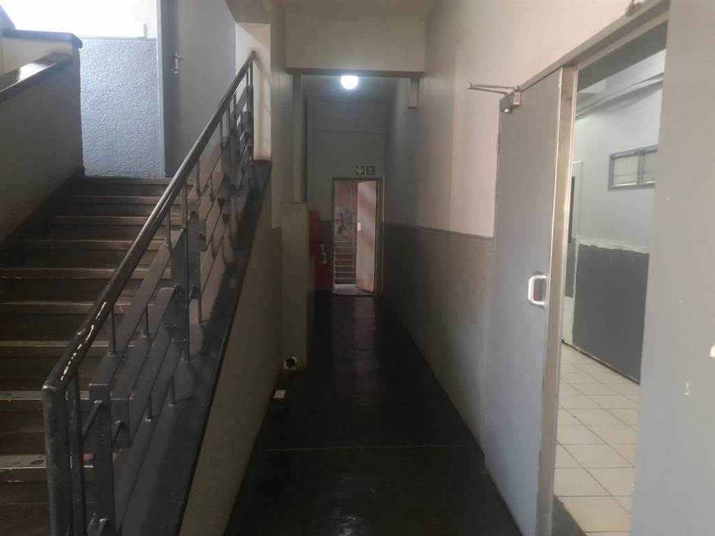 61 Bed Flat in Hillbrow photo number 7