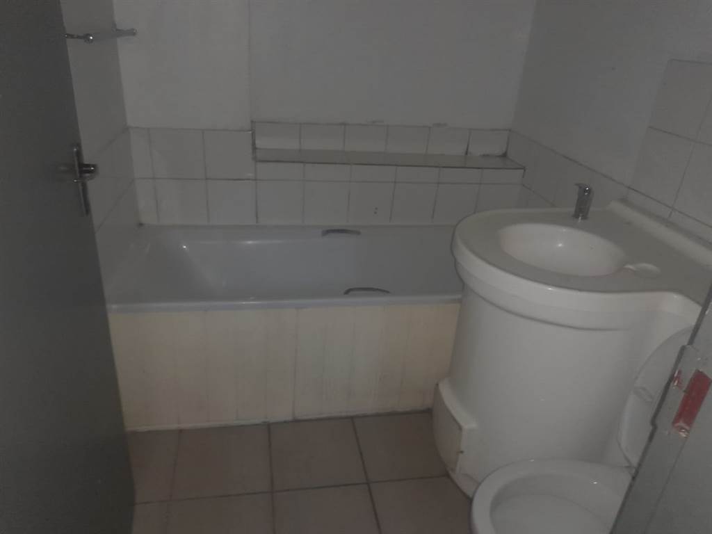 61 Bed Flat in Hillbrow photo number 6