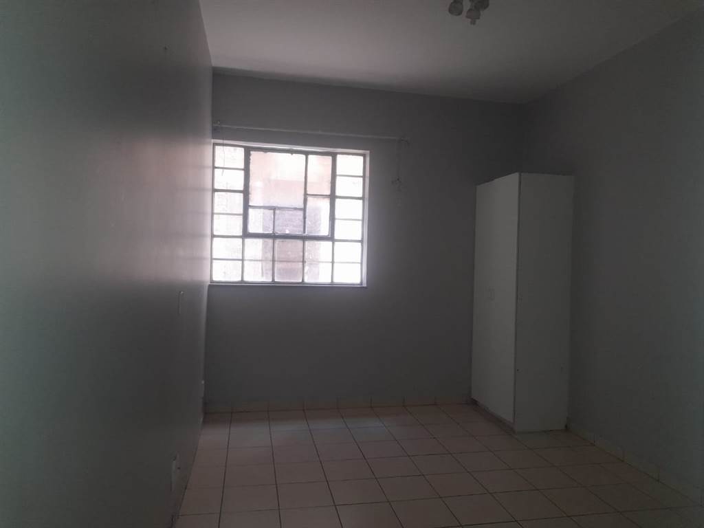 61 Bed Flat in Hillbrow photo number 10