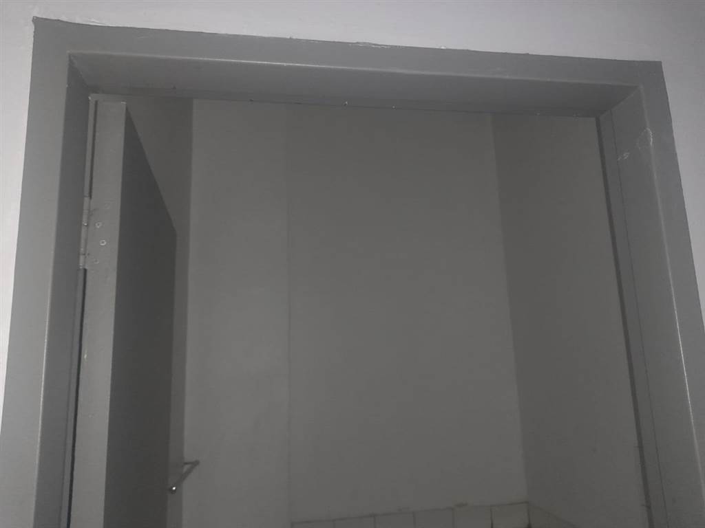 61 Bed Flat in Hillbrow photo number 12