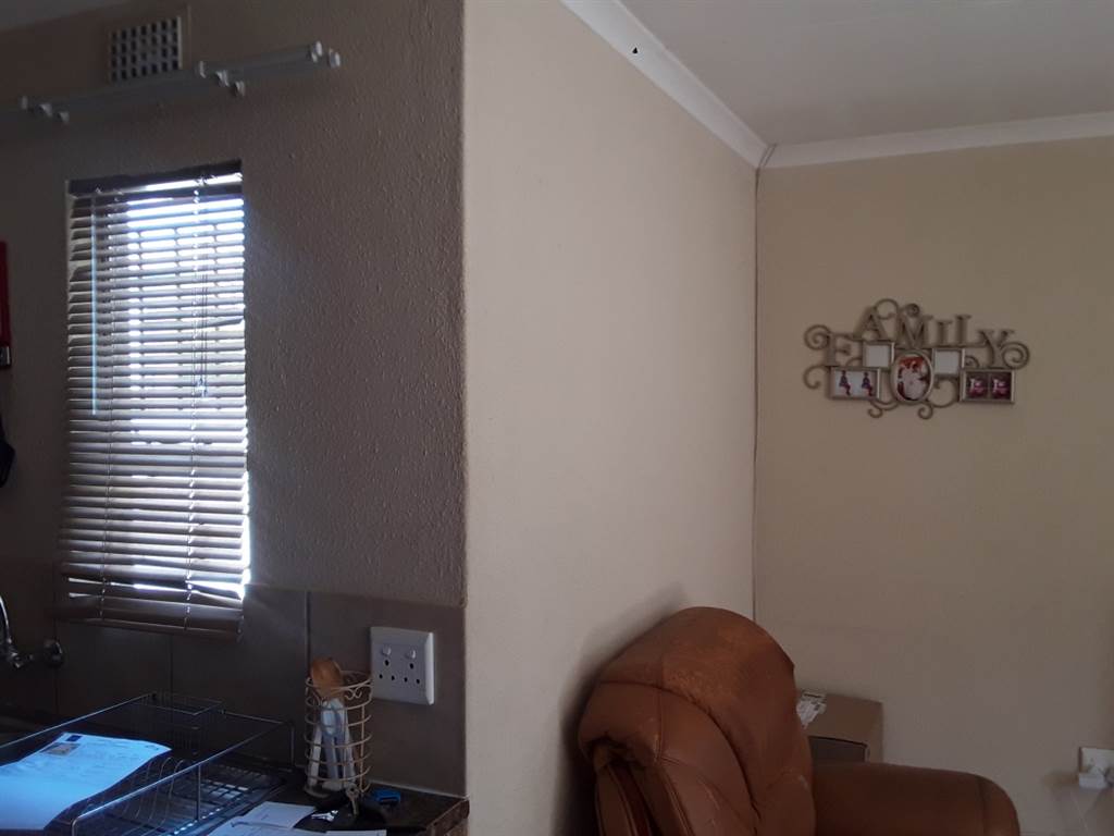 2 Bed House in Leopards Rest Security Estate photo number 4
