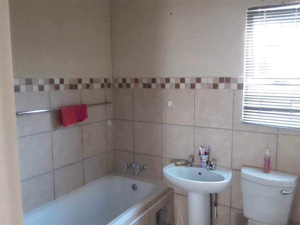 2 Bed House in Leopards Rest Security Estate photo number 13