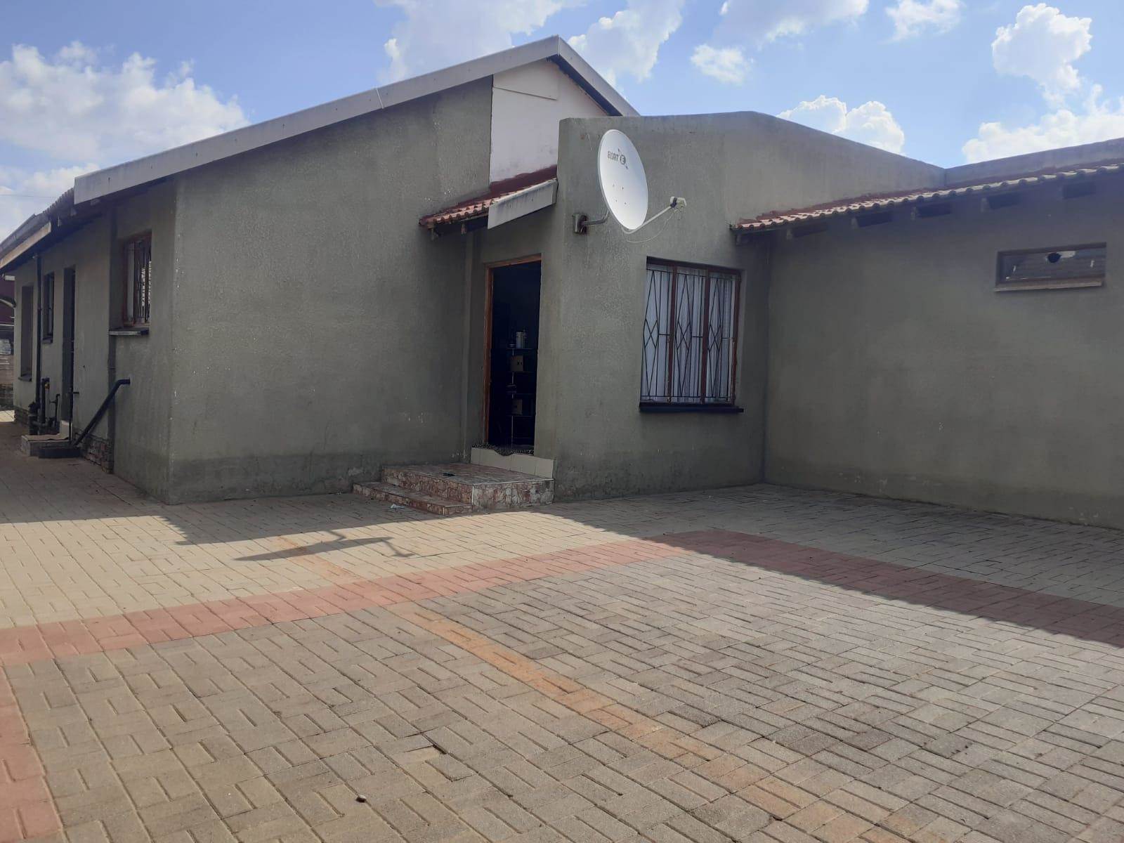 3 Bed House in Sebokeng Zone 6 photo number 2