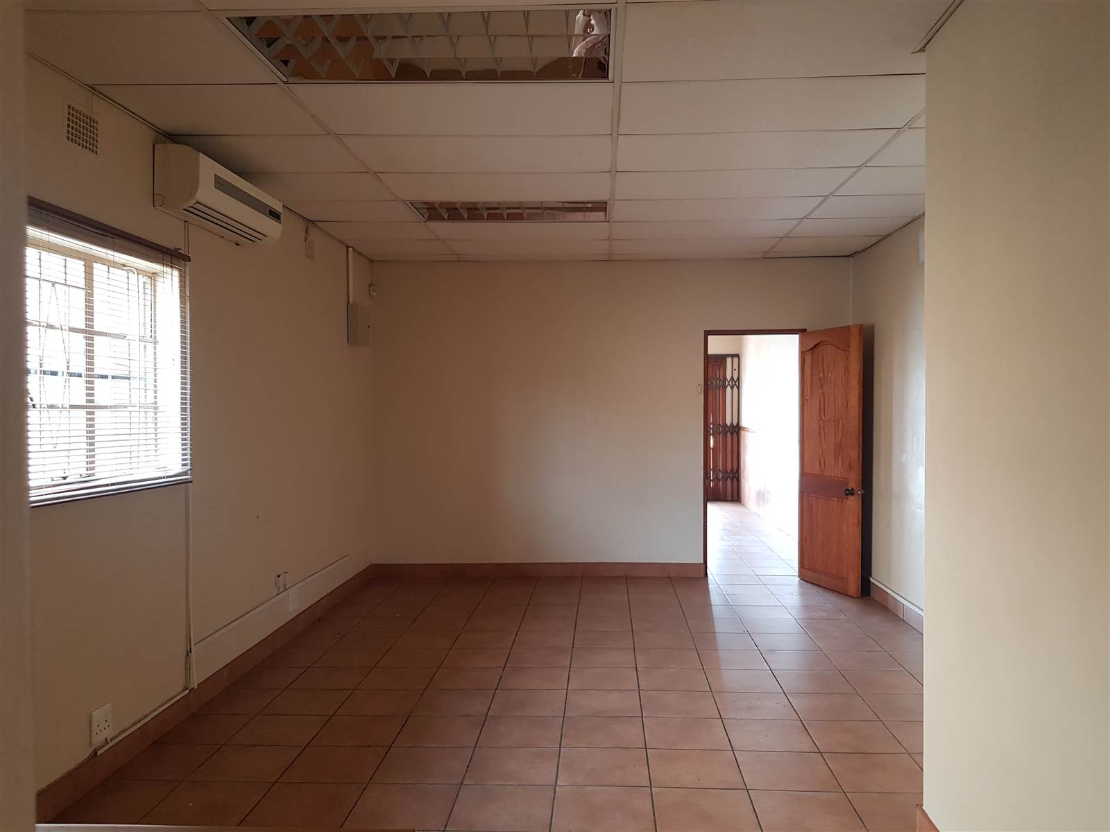 250  m² Commercial space in Witbank Central photo number 7