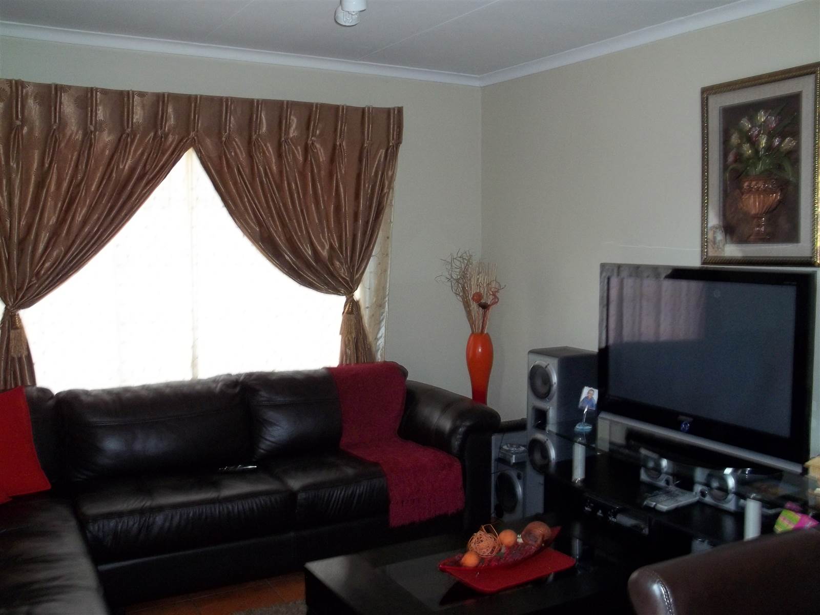 2 Bed Apartment in Amberfield photo number 6