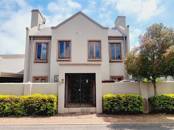 4 Bed House in Rietvalleirand