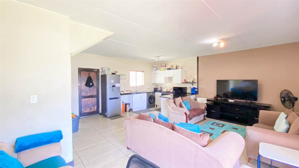 2 Bed Apartment in Greenstone Hill photo number 3