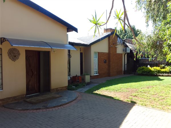 6 Bed House in Tileba