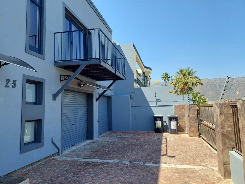 6 Bed House in Gordons Bay Central photo number 2
