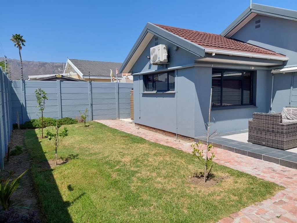 6 Bed House in Gordons Bay Central photo number 29
