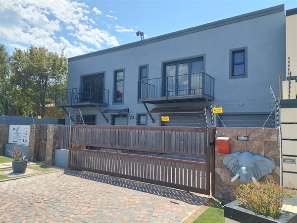 6 Bed House in Gordons Bay Central