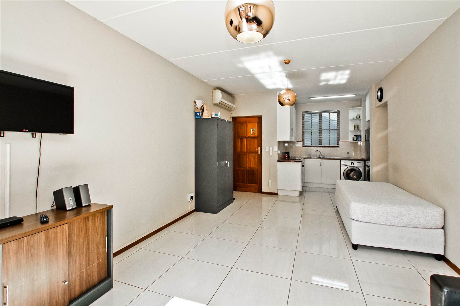 1 Bed Apartment in Saxonwold photo number 2
