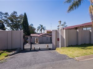 4 Bed House in Whitney Gardens