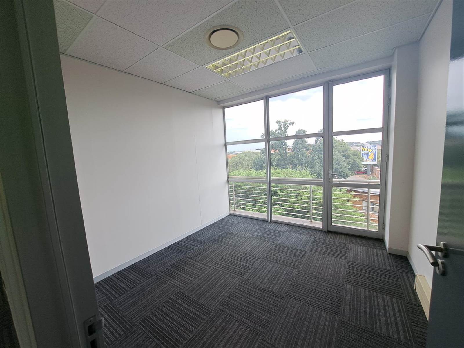 148  m² Office Space in Die Hoewes photo number 4