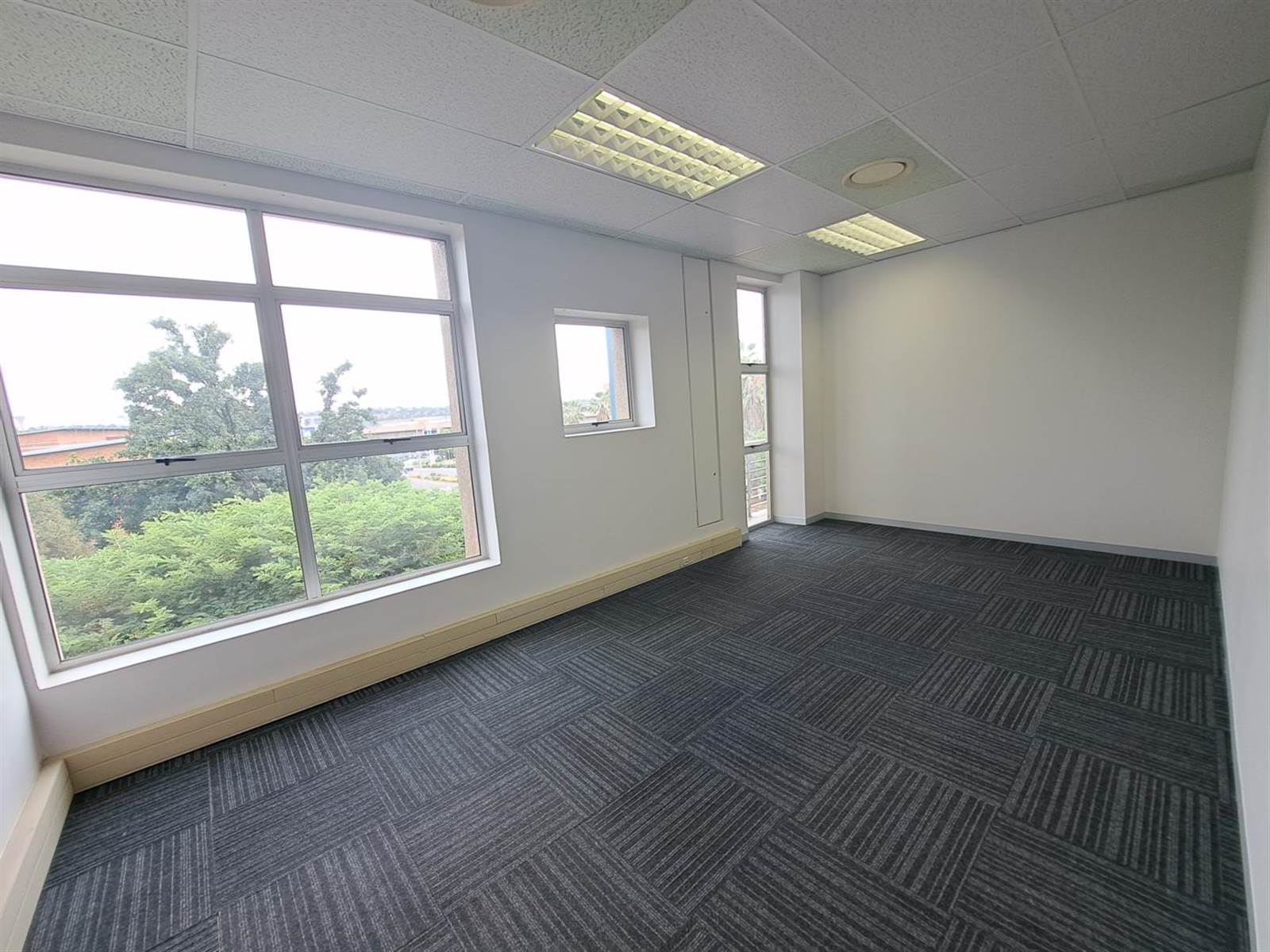 148  m² Office Space in Die Hoewes photo number 7