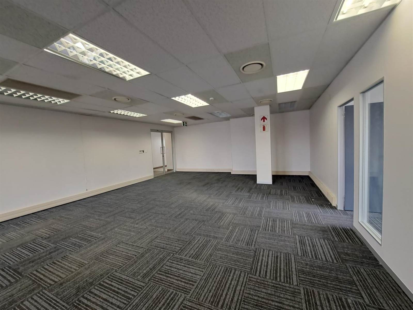 148  m² Office Space in Die Hoewes photo number 10