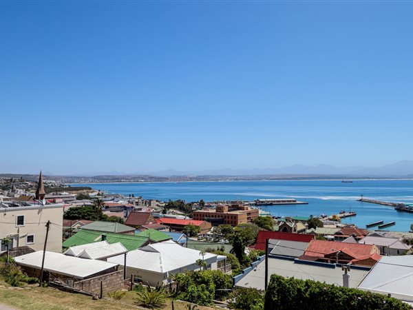 6 Bed House in Mossel Bay Central