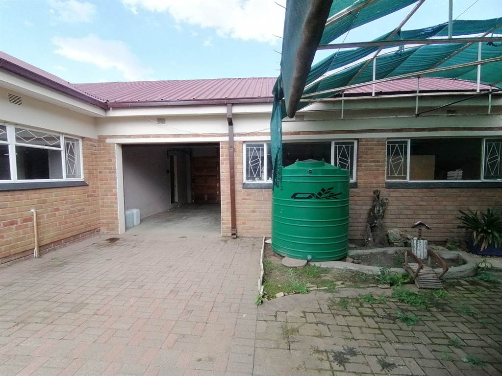 4 Bed House in Ficksburg photo number 23
