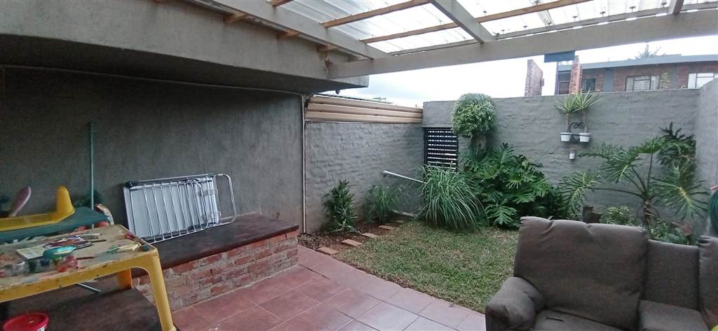 2 Bed Townhouse in Waterkloof Glen photo number 2