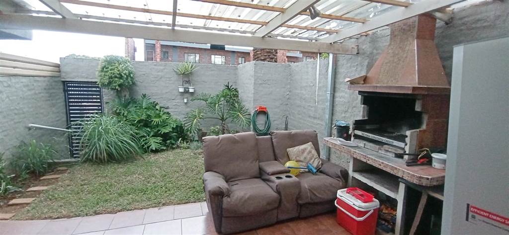 2 Bed Townhouse in Waterkloof Glen photo number 1