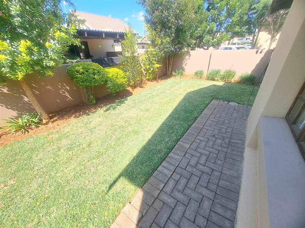 2 Bed Townhouse in Waterval East photo number 2