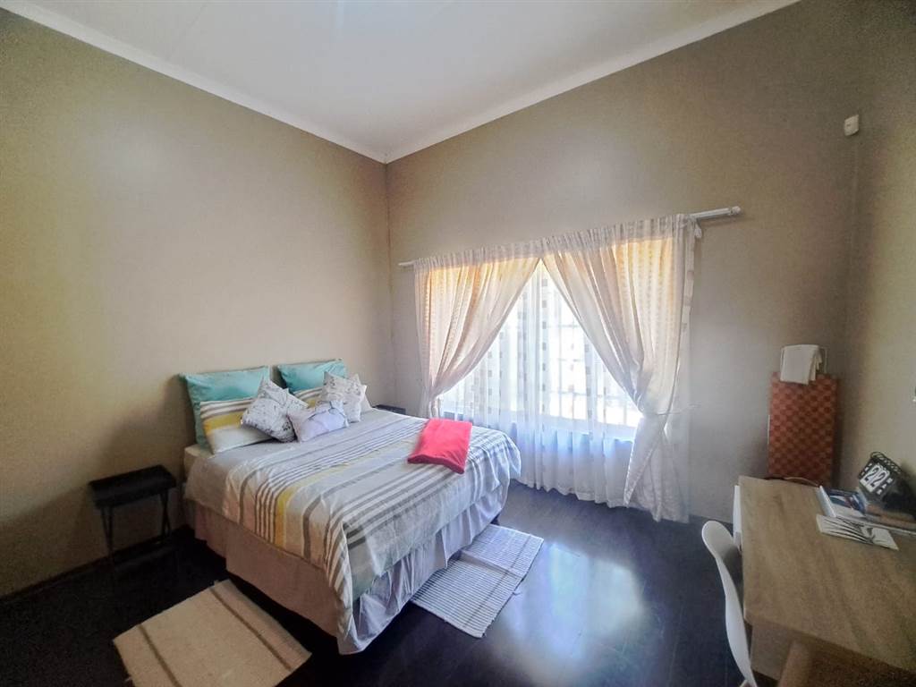 2 Bed Townhouse in Waterval East photo number 14