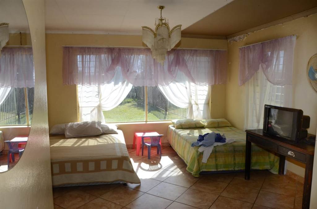 3 Bed House in Thabong photo number 8
