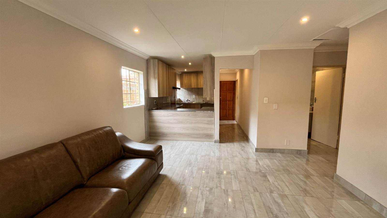 2 Bed Townhouse in Highveld photo number 6
