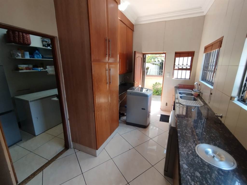 4 Bed House in Randjesfontein photo number 12