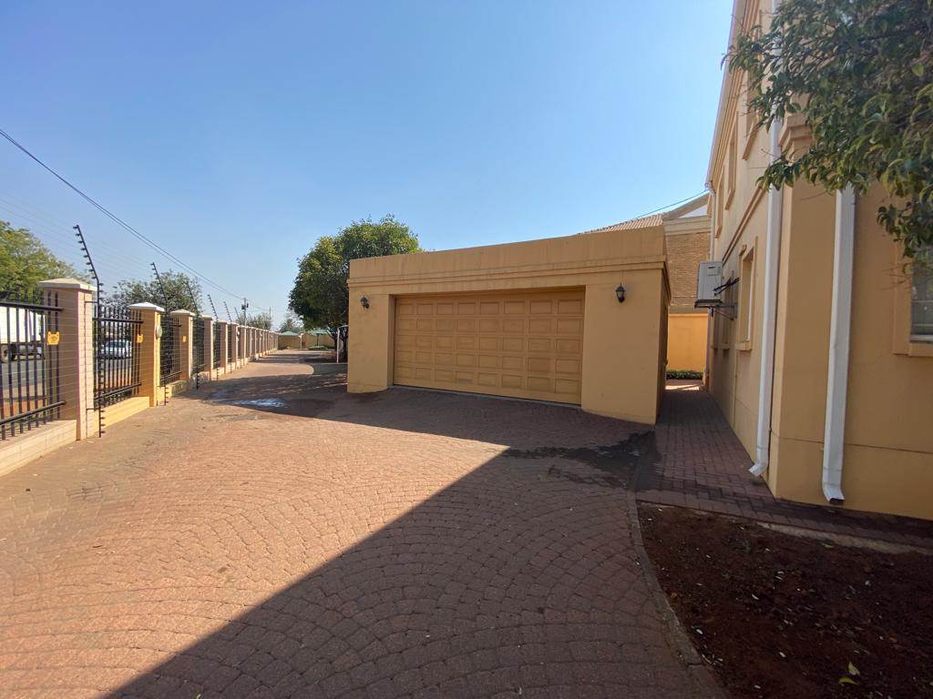 360  m² Commercial space in Witbank Central photo number 16