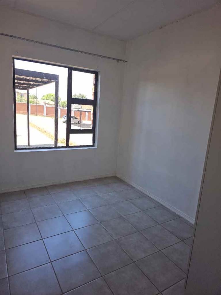 3 Bed Apartment in Witpoortjie photo number 7