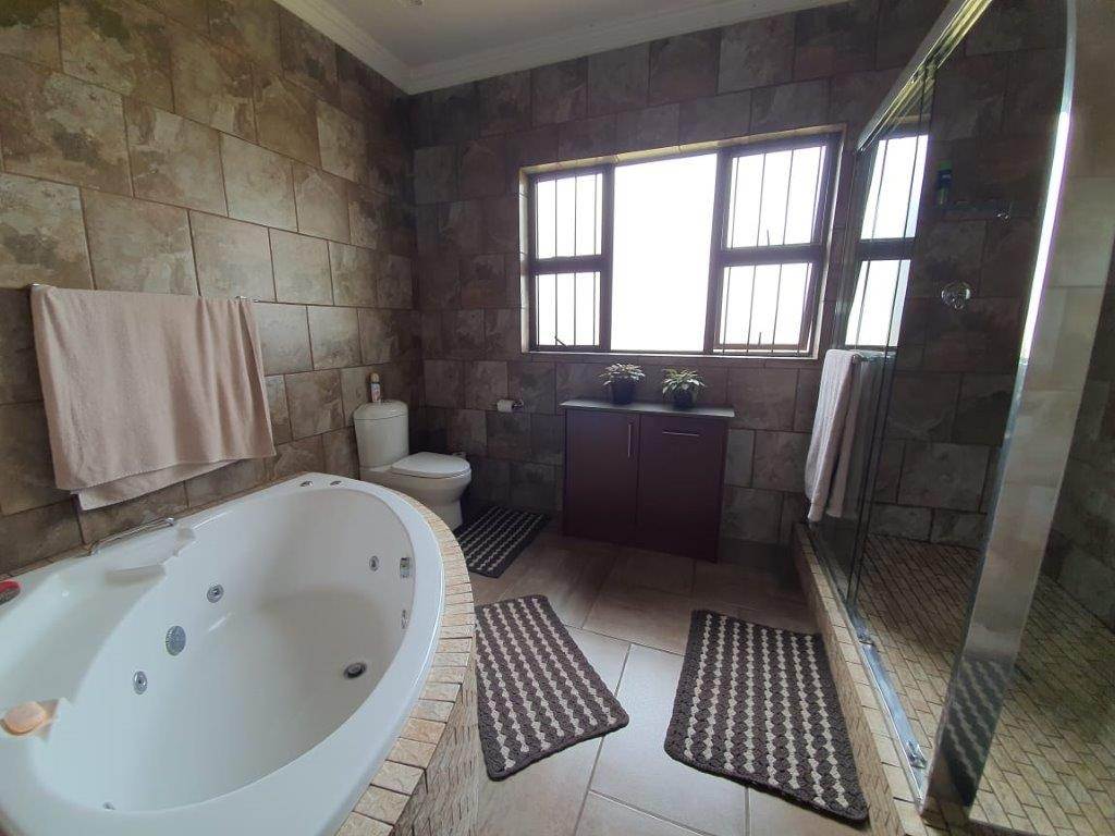 5 Bed House in Bloemfontein photo number 11