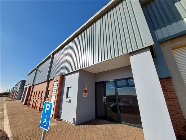 676  m² Industrial space