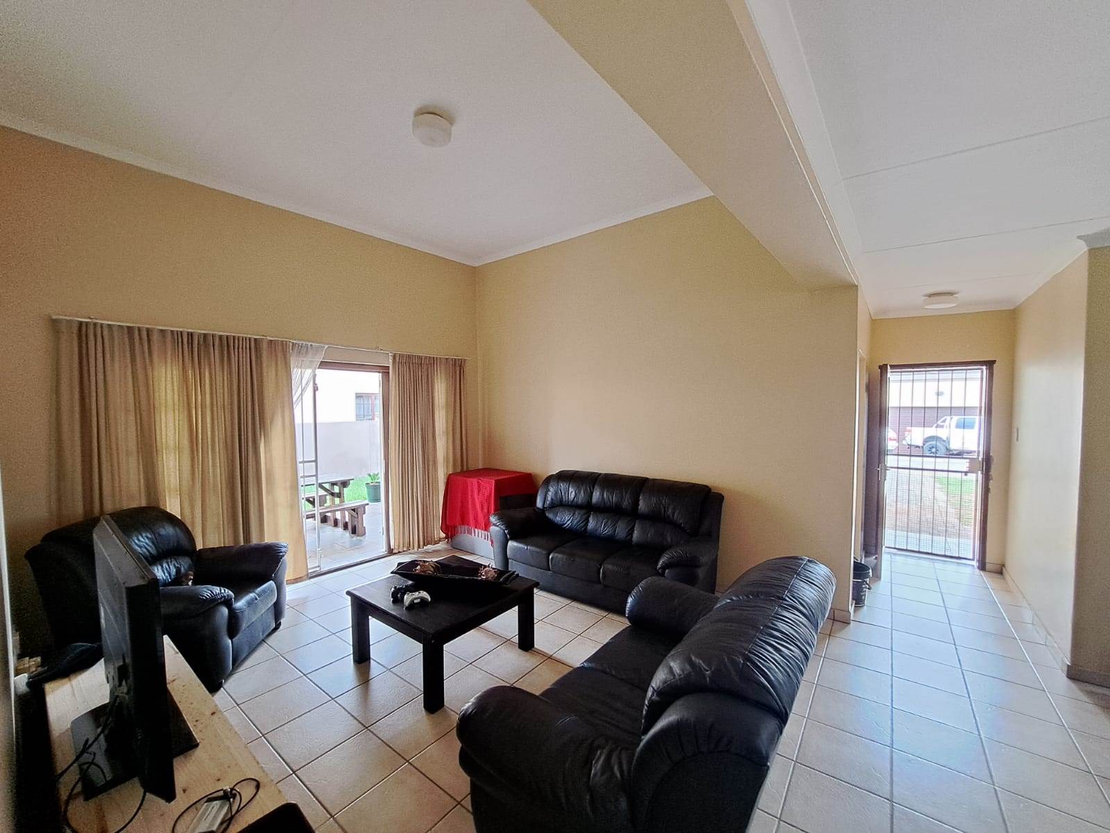 2 Bed Townhouse in Waterval East photo number 3