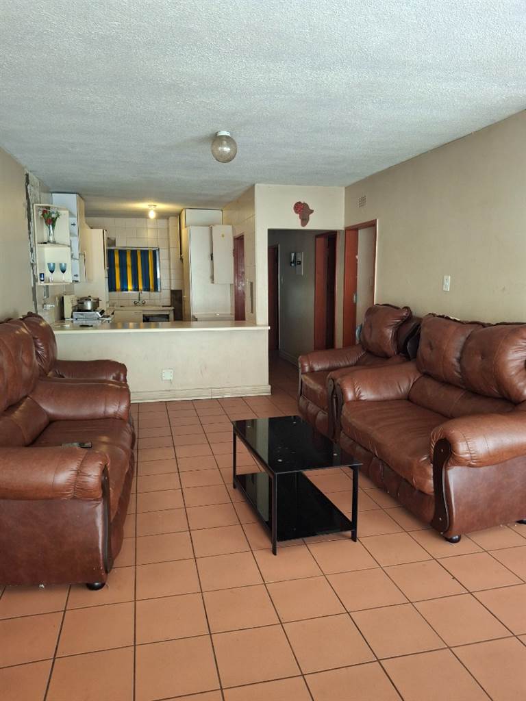 3 Bed Apartment in Vereeniging Central photo number 3