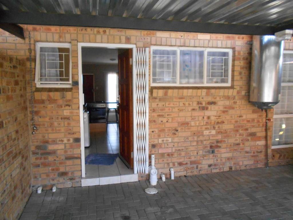 2 Bed Townhouse in Meiringspark photo number 11