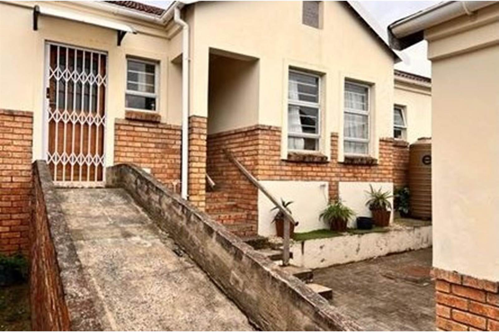 3 Bed Townhouse in Beacon Bay photo number 2