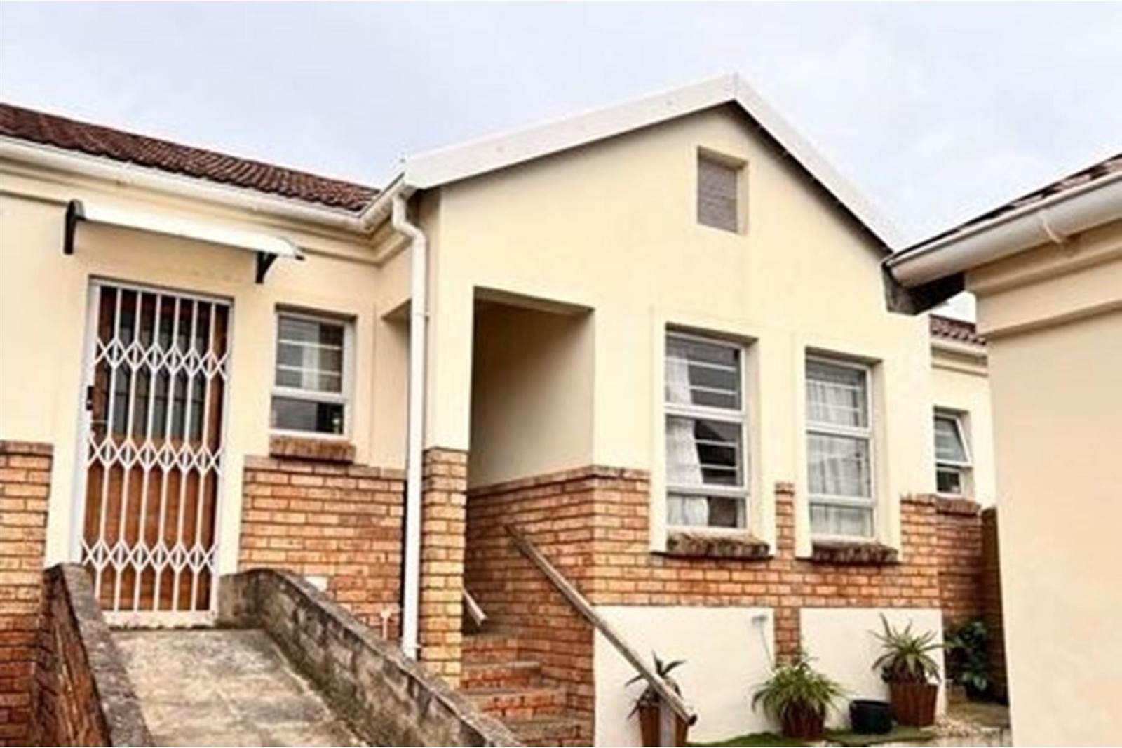 3 Bed Townhouse in Beacon Bay photo number 1
