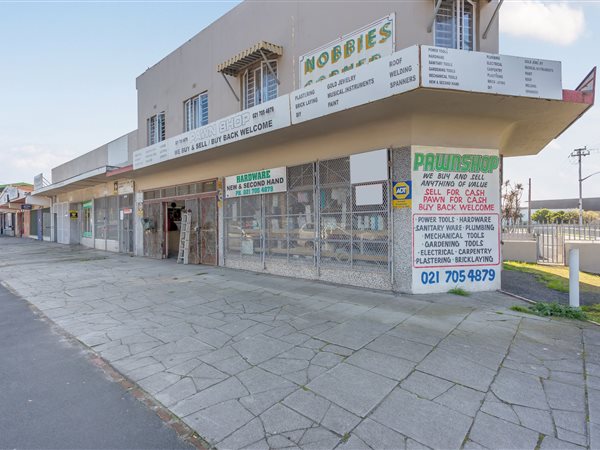 748  m² Commercial space