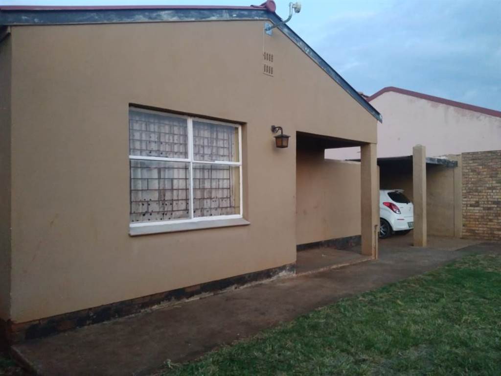 3 Bed House in Ikageng photo number 2