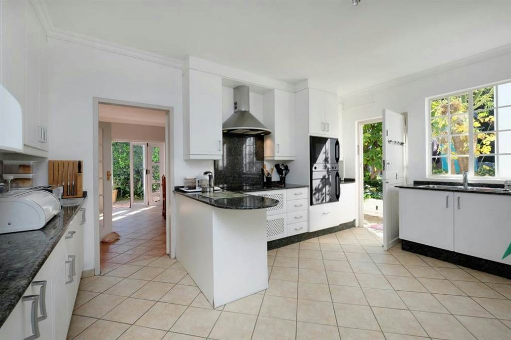 4 Bed House in Parktown North photo number 12