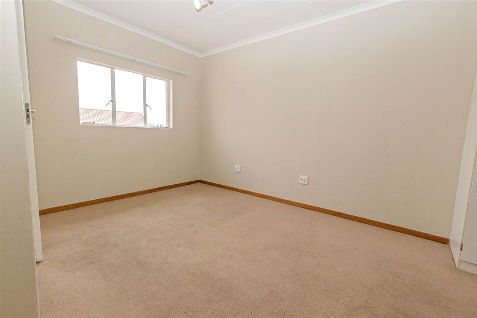 1 Bed Townhouse in Glen Marais photo number 14