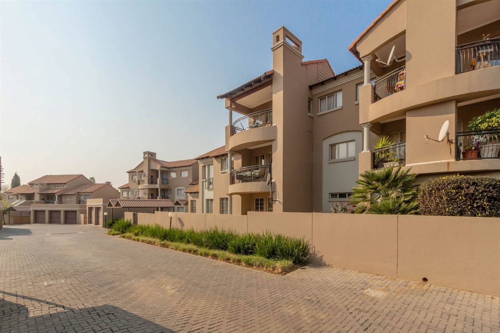1 Bed Townhouse in Glen Marais photo number 20